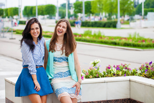 Close up, Two happy young women in summer street, outdoors - Фото, зображення
