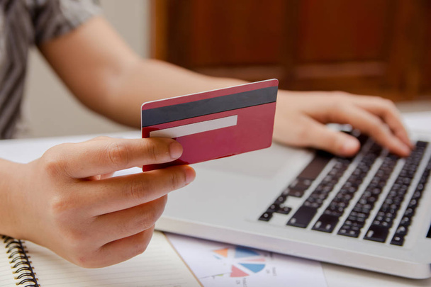 女性手オンライン、オンライン ショッピング オンライン支払いを行うノート パソコンを使用し、クレジット カードを保持 - 写真・画像