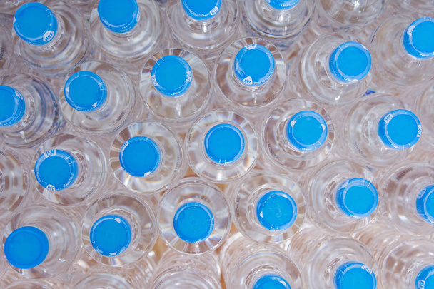 Рядами пластикові пляшки з водою і кришкою ущільнення Nsf нас стандартний - Фото, зображення