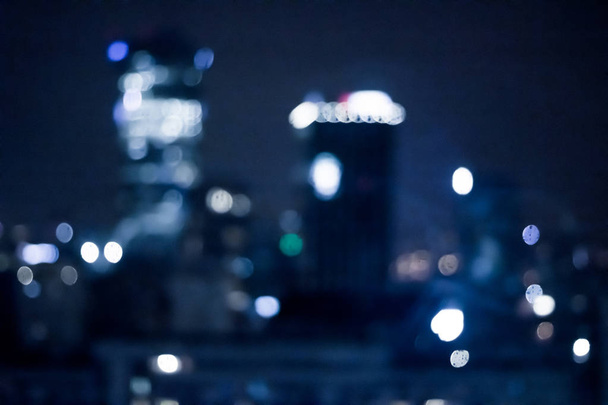 verschwommene Großstadtregion - Nachtleben, abstrakter Hintergrund und modernes Konzept dunkler Töne. Großstadt erwacht nachts zum Leben - Foto, Bild