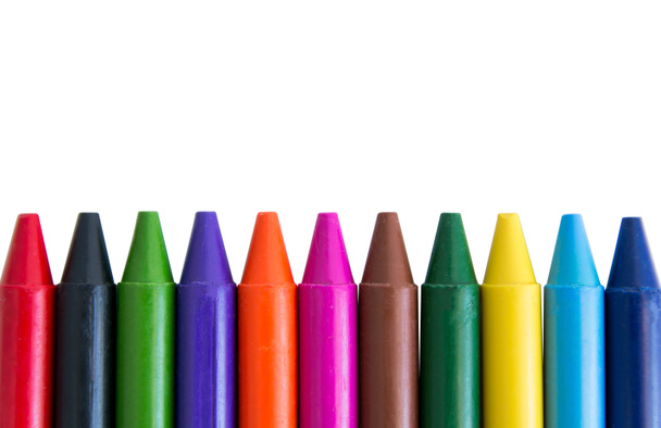 Beyaz arka plan üzerinde izole renkli mum boya kalemi. kırpma yolu - Fotoğraf, Görsel