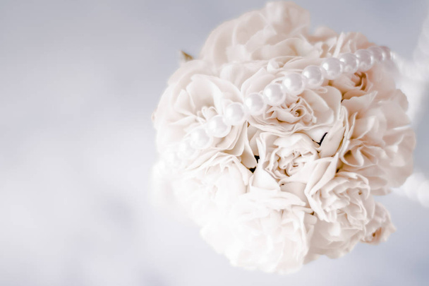 Bukiet ślubny z białych róż - ślub dzień, piękno, luksus zdarzenia ozdoba koncepcja. Najszczęśliwszy dzień naszego życia - Zdjęcie, obraz
