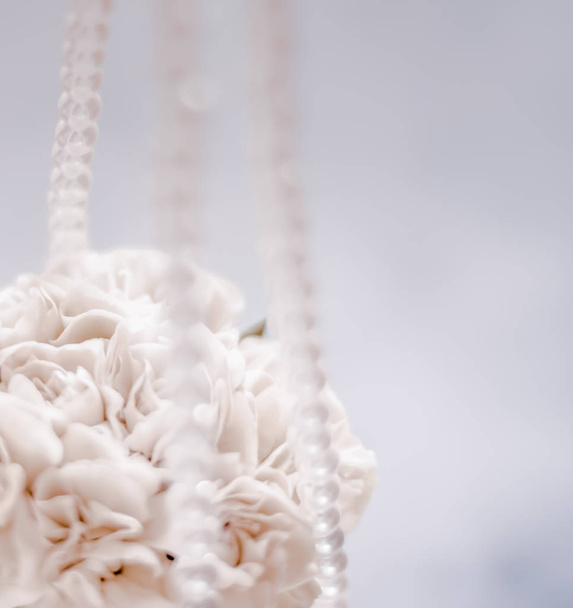 Νυφικό μπουκέτο με λευκά τριαντάφυλλα - γάμος ημέρα, floral ομορφιά, πολυτελή εκδήλωση διακόσμηση έννοια. Η πιο ευτυχισμένη ημέρα της ζωής μας - Φωτογραφία, εικόνα