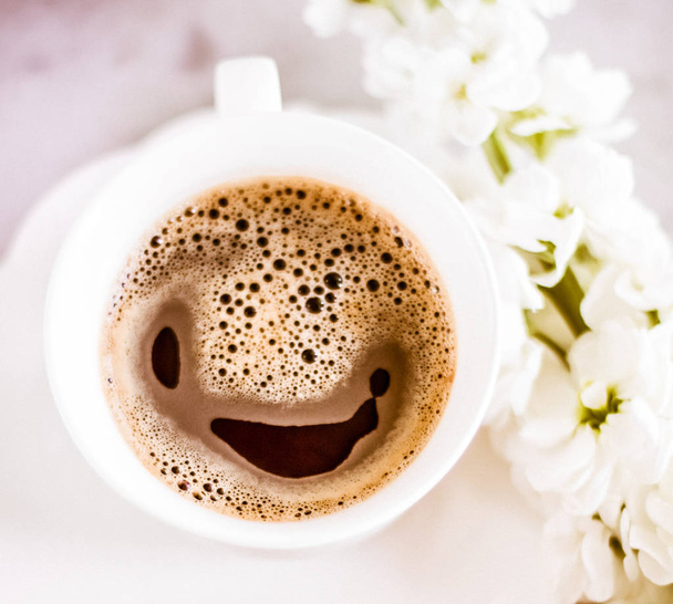 風味エスプレッソ、flatlay - 完璧な朝食とフェミニンなスタイル コンセプトのビンテージのカップ。私は私の朝のコーヒーが大好き - 写真・画像