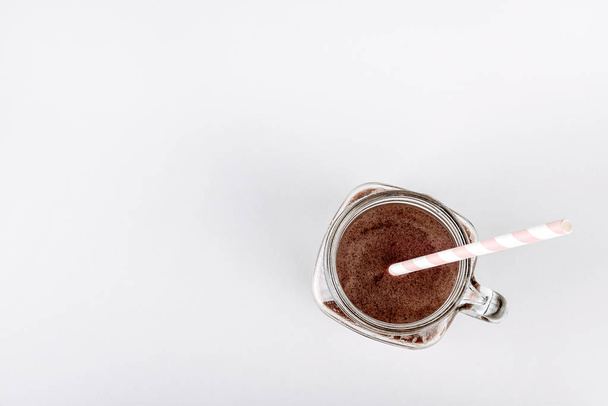 プロテイン シェーク、チョコレート、白い背景の上の瓶にココアのスムージー - 写真・画像