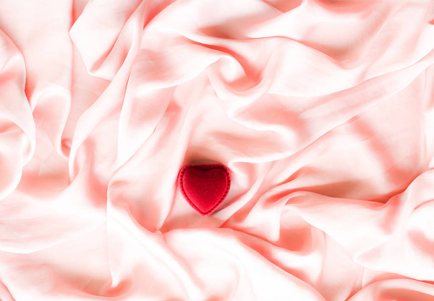 Red heart shaped jewellery gift box on pink silk - Valentine 's day, true love, engagement and proposal concept. Ты будешь моим Валентином
? - Фото, изображение