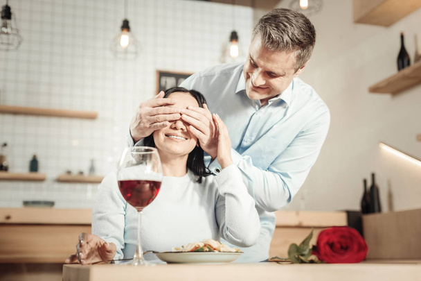 Romantic man preparing dinner to woman - Valokuva, kuva