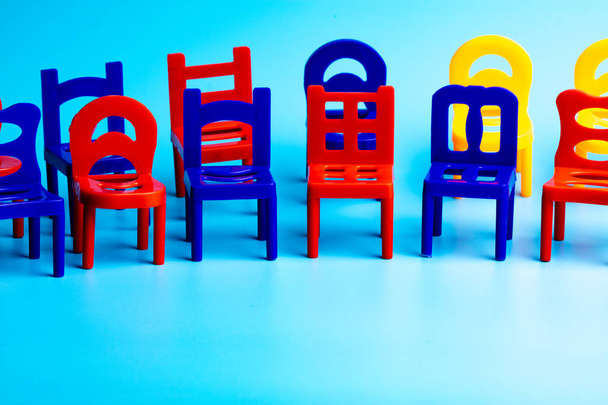 dvě řady barevných židlí jsou umístěny v centru, základní obecné je modrá - Fotografie, Obrázek