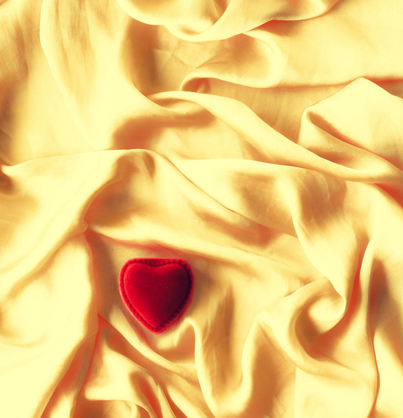 rote herzförmige Schmuckschatulle auf goldener Seide - Valentinstag, wahre Liebe, Verlobung und Heiratsantrag-Konzept. wirst du mich heiraten? - Foto, Bild