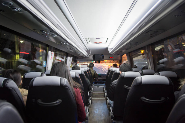 Θέα από το πίσω κάθισμα σε ένα λεωφορείο. Οι επιβάτες στο λεωφορείο, - Φωτογραφία, εικόνα