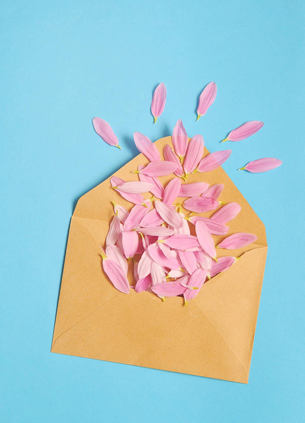 Envelope with a petals. - Foto, Imagen
