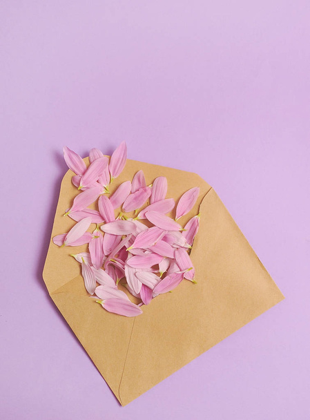 Envelop met een bloemblaadjes. - Foto, afbeelding
