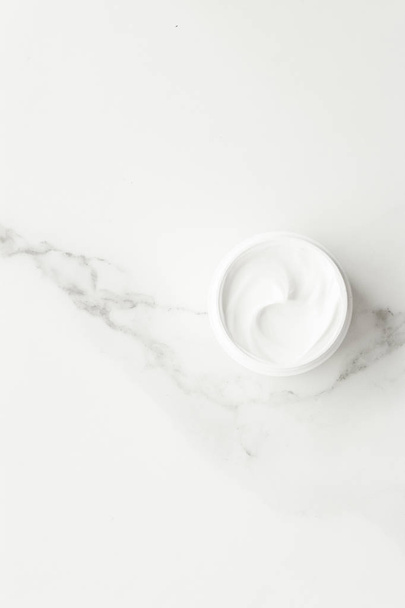 Crema di emulsione completamente naturale su marmo, flatlay - cura della pelle e del corpo, spa di lusso e concetto cosmetico pulito. Tempo per il trattamento di bellezza biologico
 - Foto, immagini