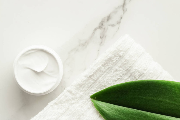 Anti-Age crème producten op marmer, flatlay - huidverzorging en body care, luxe spa en schone cosmetische concept. Schoonheid van een organische spa ervaring - Foto, afbeelding