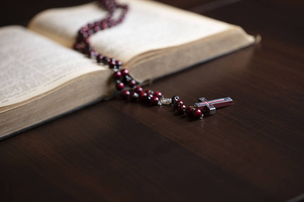 Concetto di religione sfondo. Cristianesimo. Sacra Bibbia e rosario
. - Foto, immagini