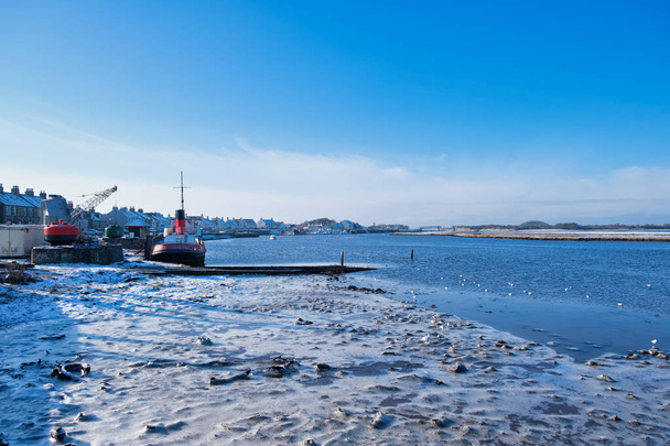 冬のアーバイン港と海岸の一部は冬の氷で凍結スコットランドの寒い凍結と言う. - 写真・画像