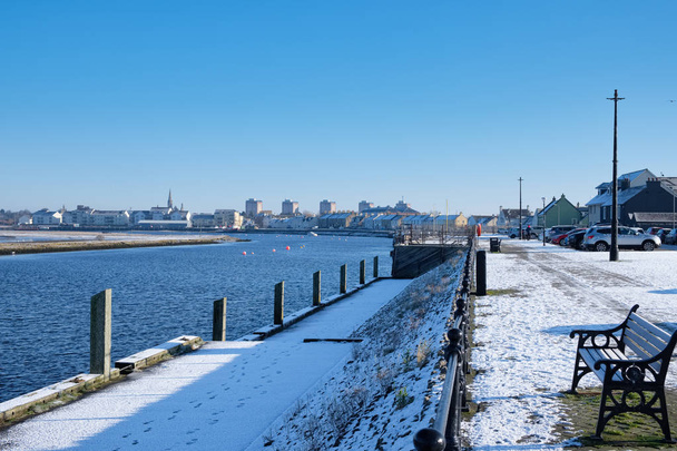 町に雪が落ちた後は 1 月の寒い日にアーバインの町に向かって港アーバインの通りを見ています。 - 写真・画像
