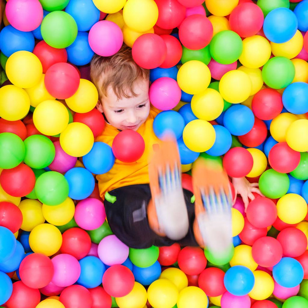 kid play ball pool fun playground happy. color. - Foto, immagini