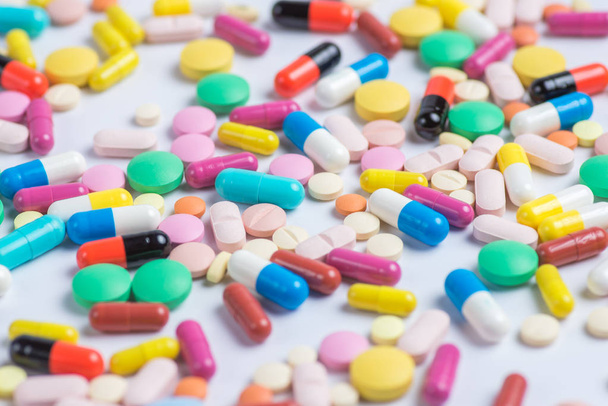 Médicament pilules ou capsules vertes et jaunes sur fond blanc avec espace de copie
. - Photo, image