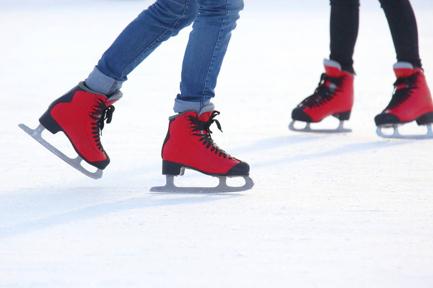 pies en patines rojos en una pista de hielo
 - Foto, Imagen