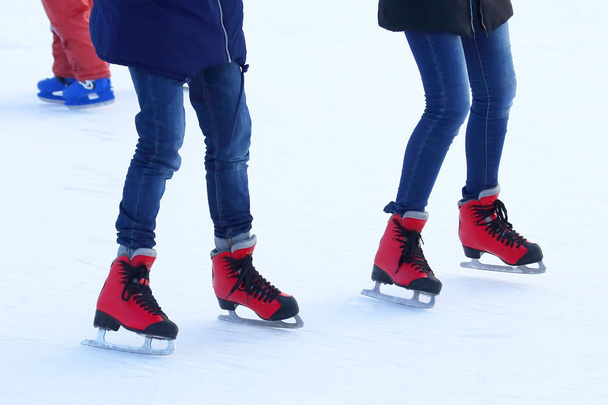 pessoas patinando na pista de gelo - Foto, Imagem