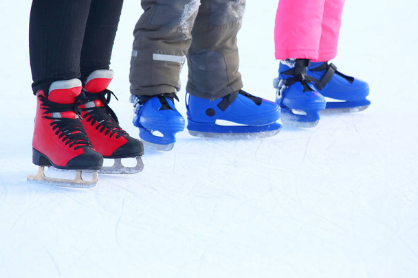 πόδια των διαφορετικών ανθρώπων πατινάζ στο παγοδρόμιο - Φωτογραφία, εικόνα