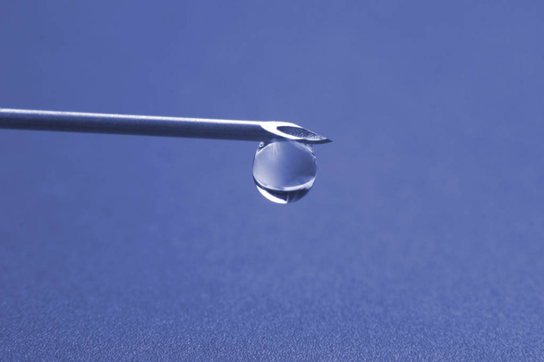 drop of medicine on the tip of a medical injection needl - Fotoğraf, Görsel