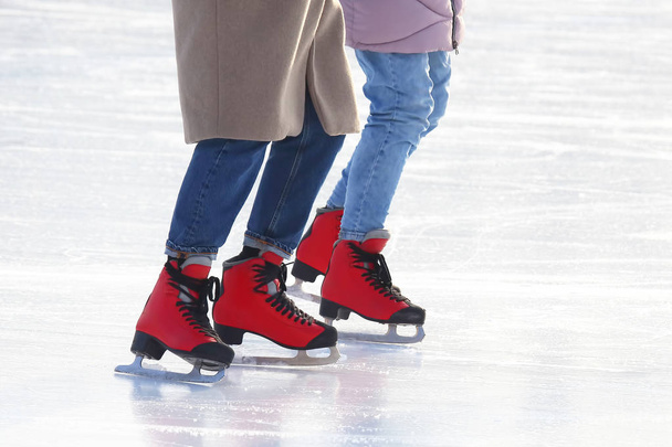 gente patinando en la pista de hielo - Foto, Imagen