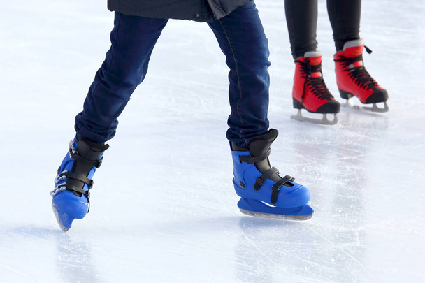 nogi u różnych ludzi, jazda na łyżwach na lodowisku - Zdjęcie, obraz