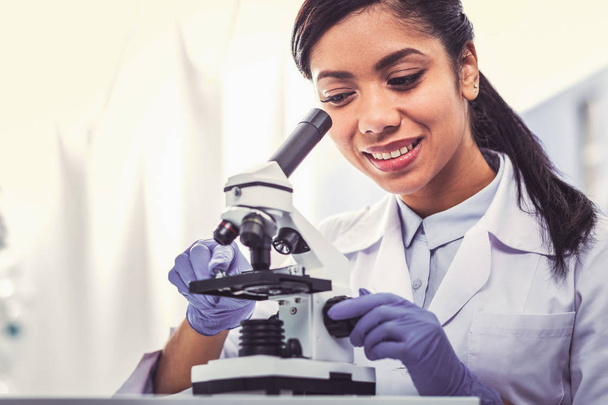 Dark-haired woman working in laboratory - Foto, afbeelding