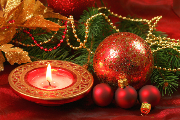 Enfeites de Natal vermelho e dourado
 - Foto, Imagem