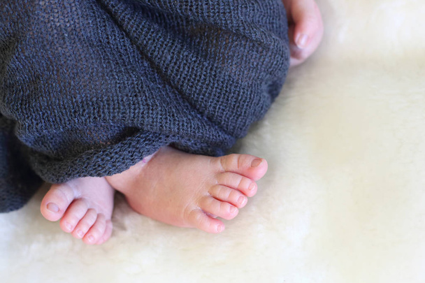 pieds d'un nouveau-né endormi gros plan
 - Photo, image