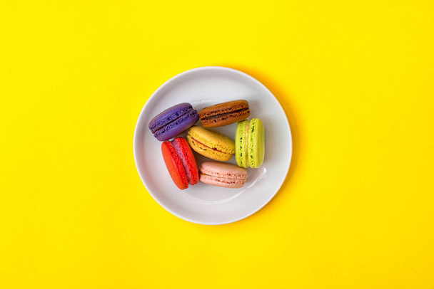 Cake macaroon on yellow background , colorful almond cookies, top view. - Foto, Imagem