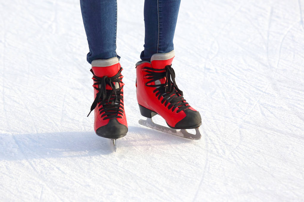 Γυναικεία πόδια σε πατίνια για μια rin πάγου - Φωτογραφία, εικόνα