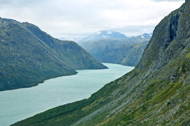 Вид на озеро Гьенде. Национальный парк Йотунхеймен. Норвегия
 - Фото, изображение
