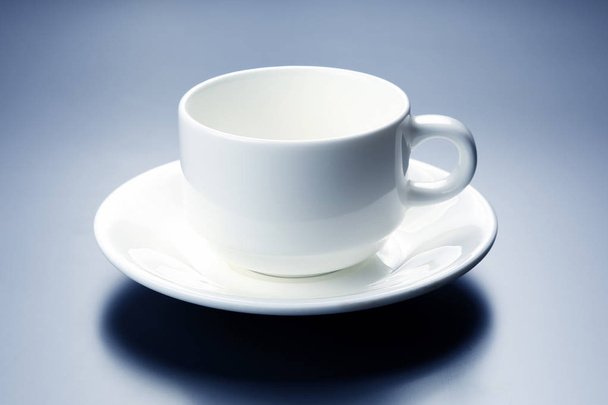 leere weiße Tasse mit Untertasse für Kaffee - Foto, Bild