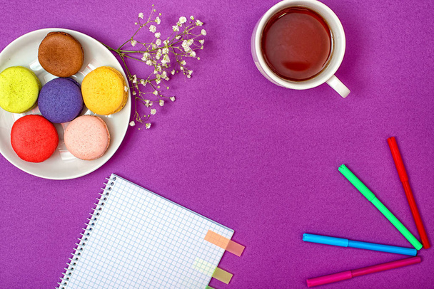 Colorful sweet macaroons and a cup of tea. Delicious breakfast. Romantic mood.Plans for the day. - Foto, Imagem