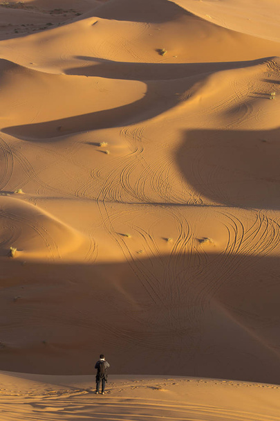 Sahara del deserto con belle linee e colori all'alba. Merzouga, Marocco
 - Foto, immagini