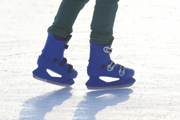 Beine im blauen Schlittschuhlaufen auf der Eisbahn - Foto, Bild