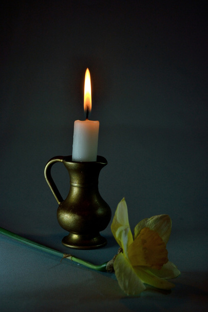 vela en el candelero de bronce
 - Foto, Imagen