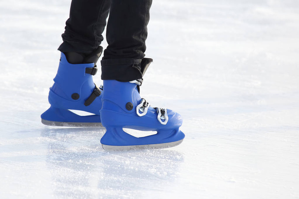 πόδια σε μπλε πατινάζ στον το rin πάγου - Φωτογραφία, εικόνα