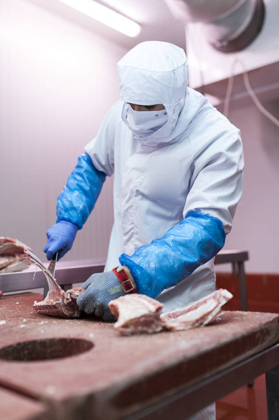 仔羊背肉の準備肉カッティング ルーム ワーカー - 写真・画像