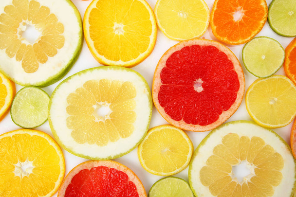 cortar pedaços de frutas cítricas diferentes no fundo branco
 - Foto, Imagem