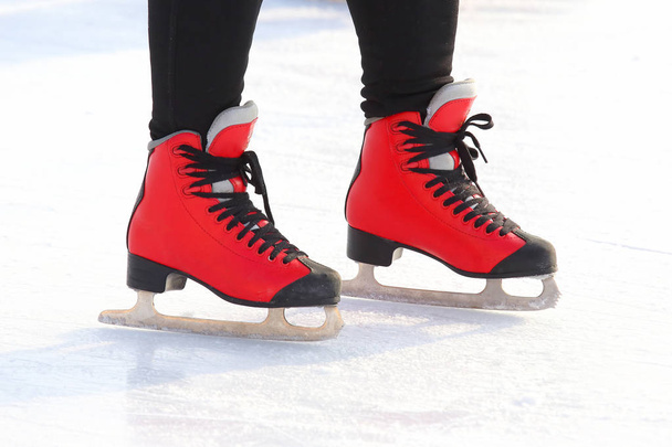pies en patines rojos sobre un rin de hielo
 - Foto, Imagen