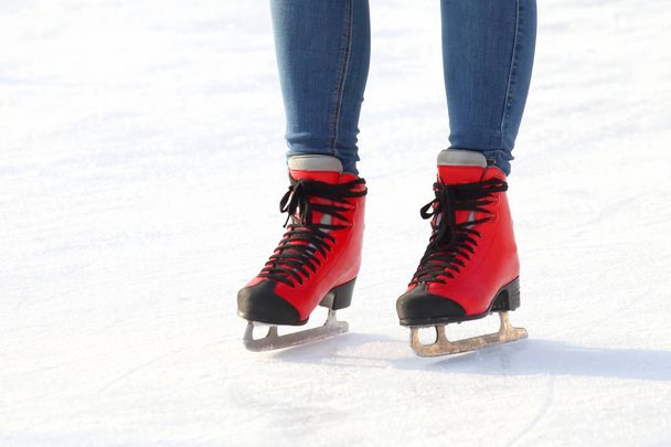 Patas femeninas en patines sobre un patín de hielo
 - Foto, Imagen