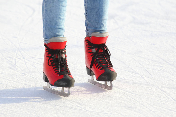 bir buz rin kırmızı paten ayaklarda - Fotoğraf, Görsel