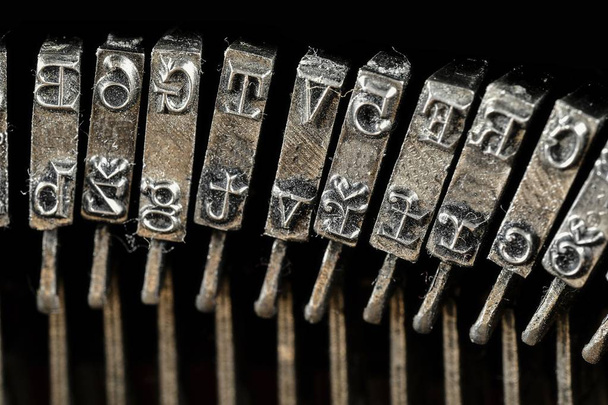 Schrijfmachine achtergrond. Traditionele typemachine boekdruk wapens. - Foto, afbeelding