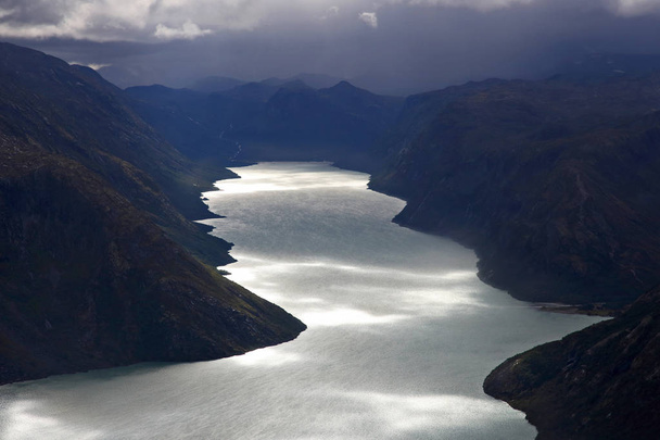 Вид на озеро. Национальный парк Йотунхеймен. Норвегия
 - Фото, изображение