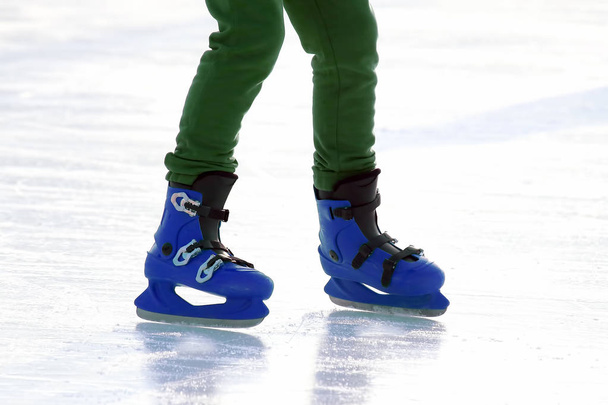 Füße Schlittschuhlaufen auf dem Eis - Foto, Bild
