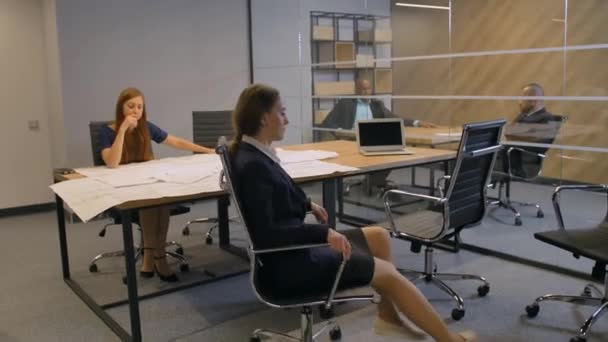 Κορίτσι απολαμβάνοντας της timebreak δουλειά σε μια περιστρεφόμενη πολυθρόνα - Πλάνα, βίντεο